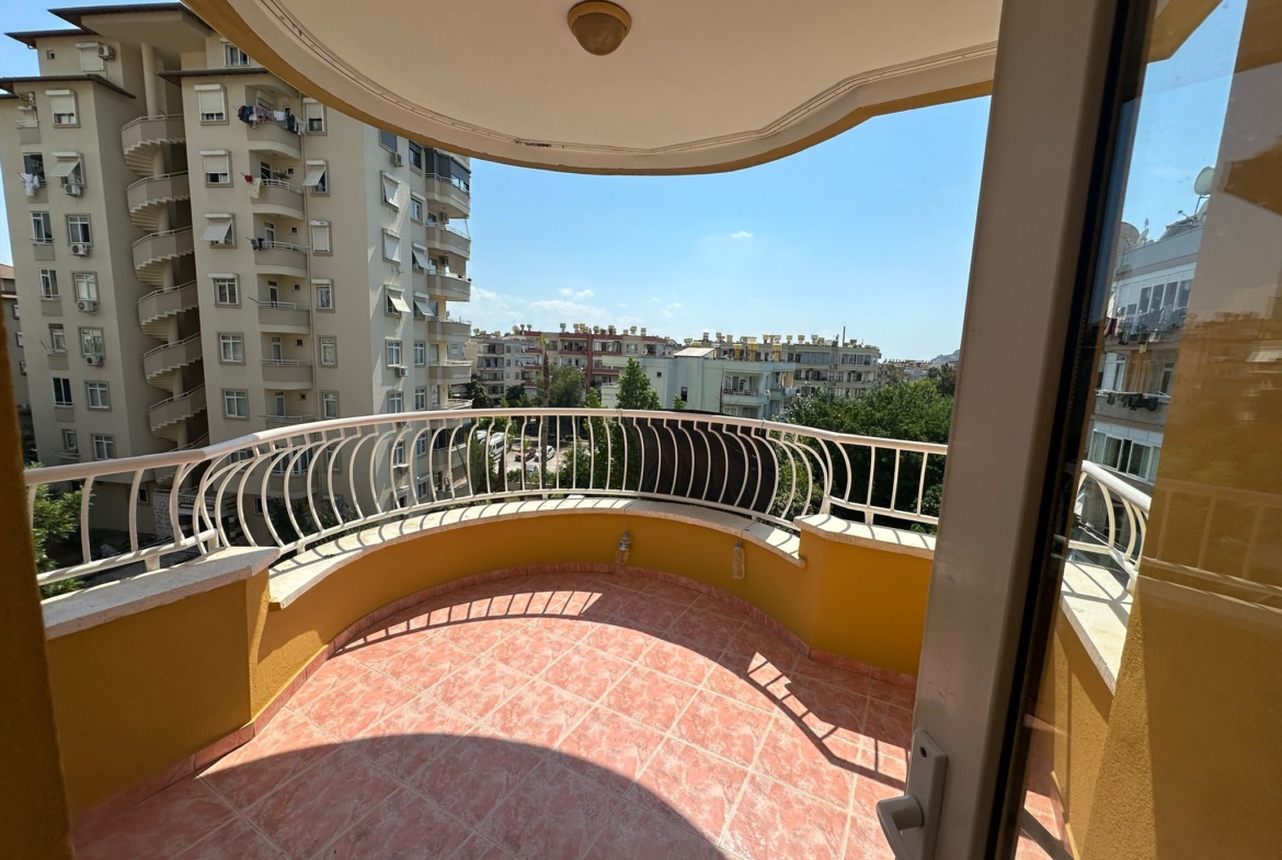 Alanya spacious coastal apartment