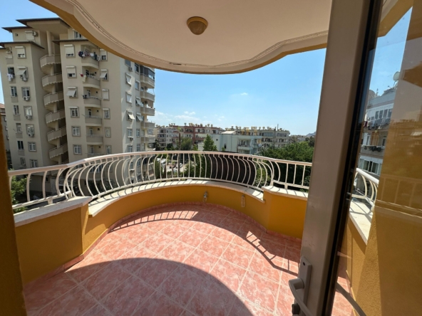 Alanya spacious coastal apartment