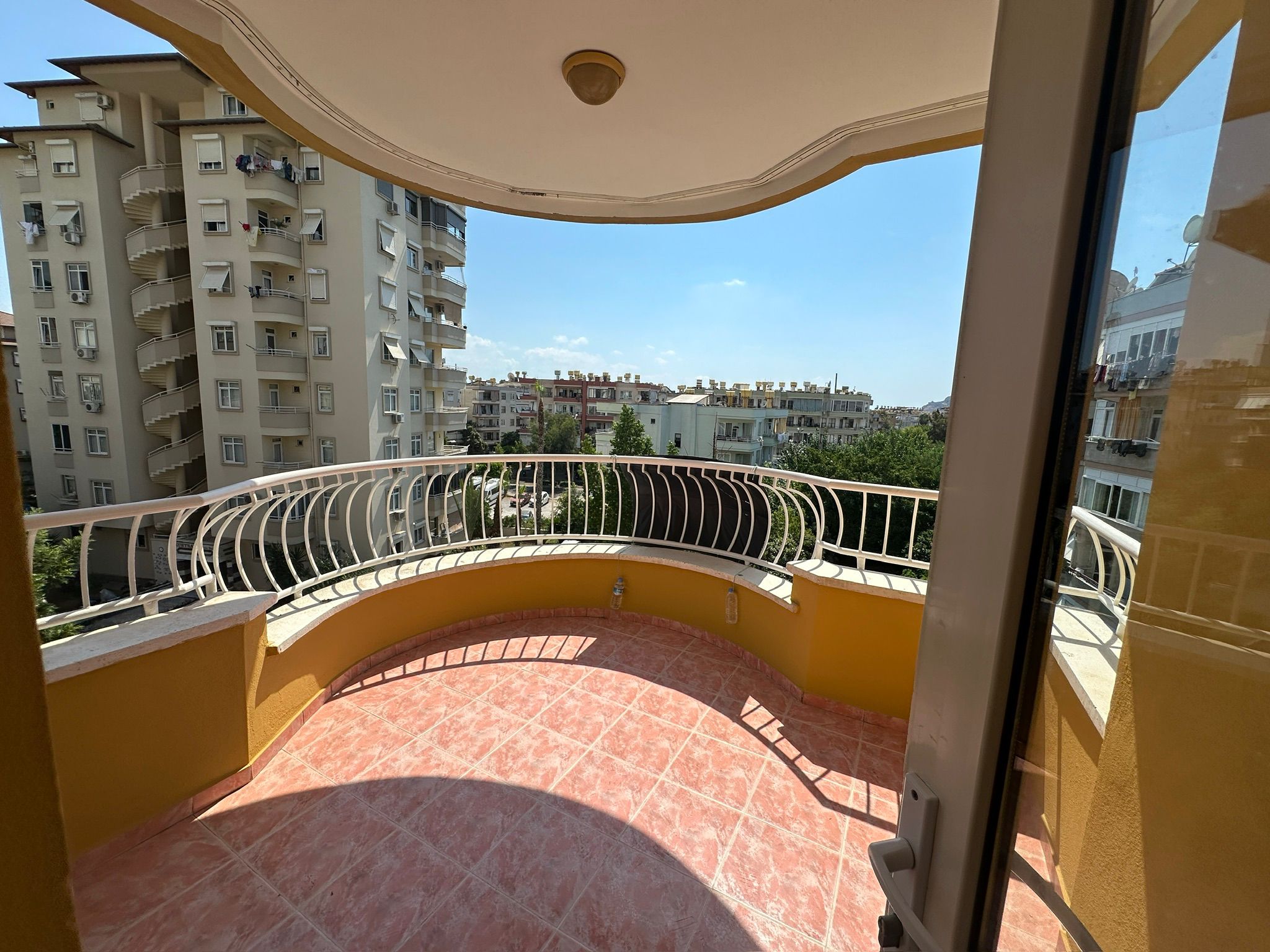 Alanya spacious coastal apartment